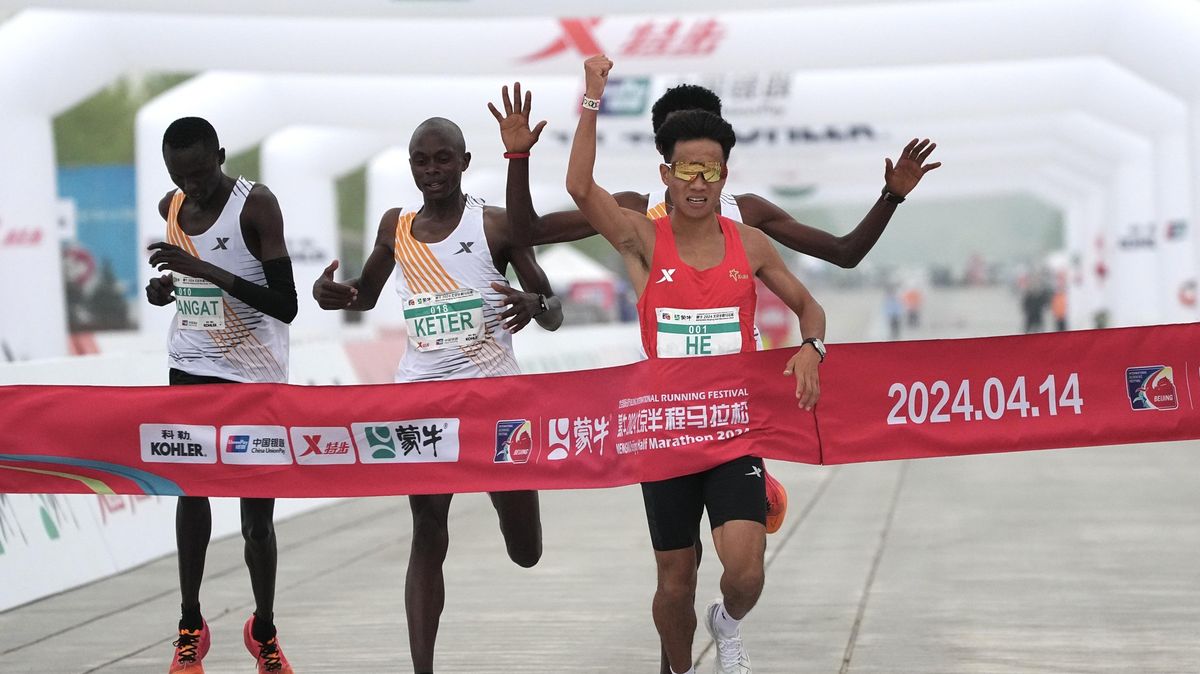 Čínský atlet přišel o výhru v půlmaratonu, protože ho soupeři z Afriky pustili